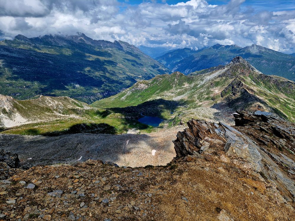 4.%20vor%20dem%20Gipfel%20wo%20markierungen%20blau%20weiss%20werden